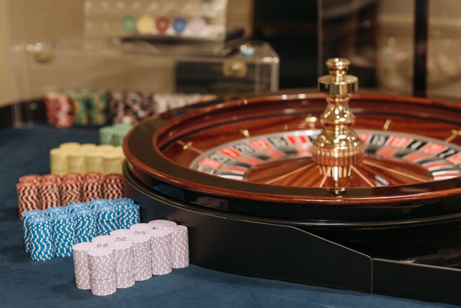 Poker Tells, Slot Myths, and the Truth About Casino Edges